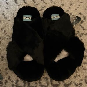 TOMS Susie black faux fur slippers. Color black. New with tags and box.